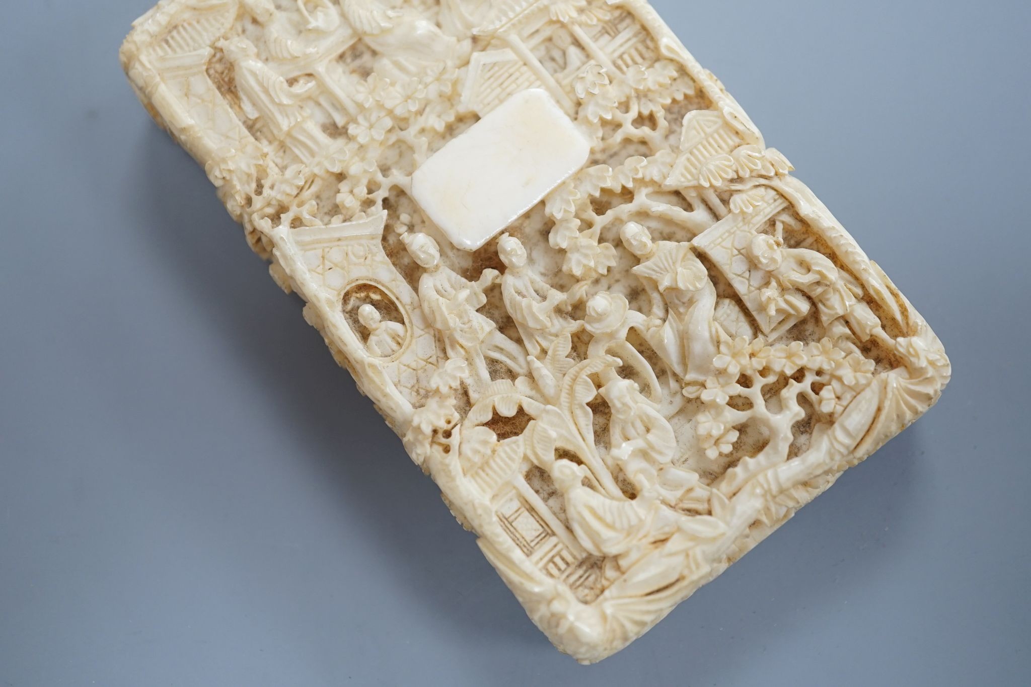 A 19th century Canton ivory card case 9.5cm